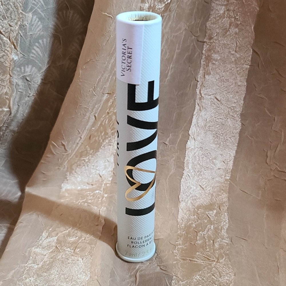 NWT Victoria secret rollerball perfume. (#A0018).